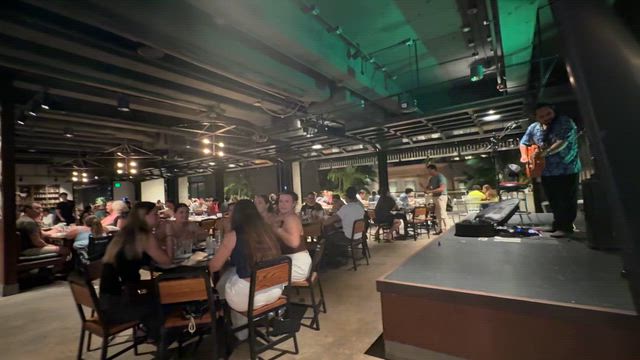 ワイキキ到着日の晩ごはん。と 朝から夜まで大行列のSTUSSY。の記事動画