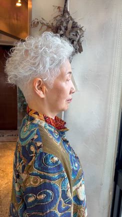 天然ホワイトヘアーにパーマを‼️の記事動画
