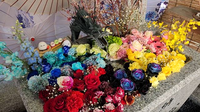 SixTONESカラーの花手水。@諏訪神社の記事動画