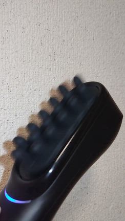 新感覚ヘッドスパ！「頭皮×筋肉」をWケア！横振動でスッキリ爽快なスカルプブラシ【PR】の記事動画