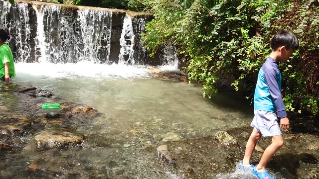 甥っ子と川遊びの記事動画