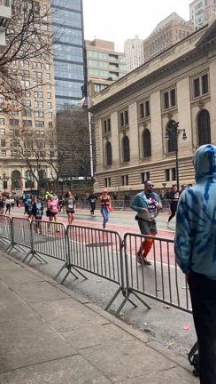 容赦ない通行止め　ニューヨークハーフマラソンの記事動画