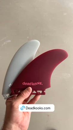 アップライトとキールの中間、デッドクークスの新作ツインフィンに似て