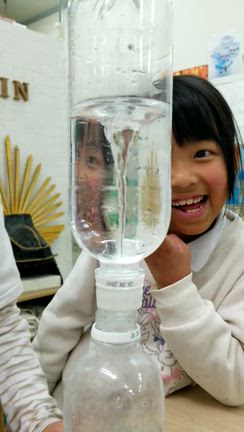竜巻を起こしてみたい！ペットボトルトルネード♪1年生科学実験水の動きにチャレンジの記事動画
