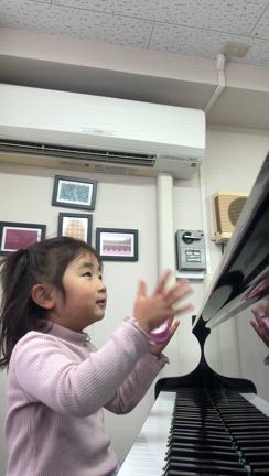 頑張る3歳さん‼️ピアノもリズムも出来ます‼️の記事動画