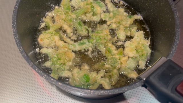 我が家のとれたてふきのとう天ぷらにしましたよ〜っ‼️の記事動画