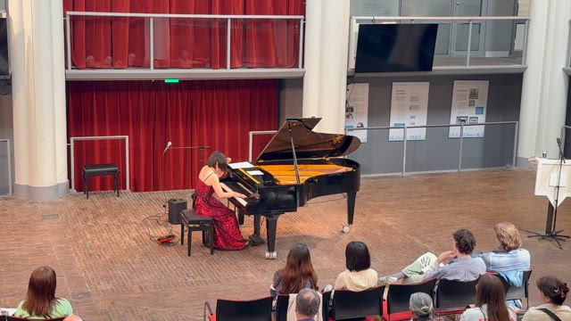 オランダでのコンサートの記事動画