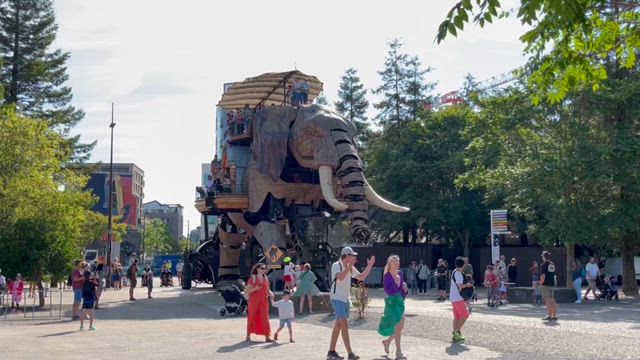 ナント⑥大人気！歩く機械の巨象と面白系メリーゴーランドの記事動画