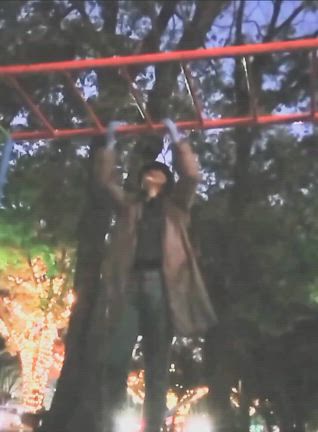 公園ザップ　鉄棒ダンスの記事動画