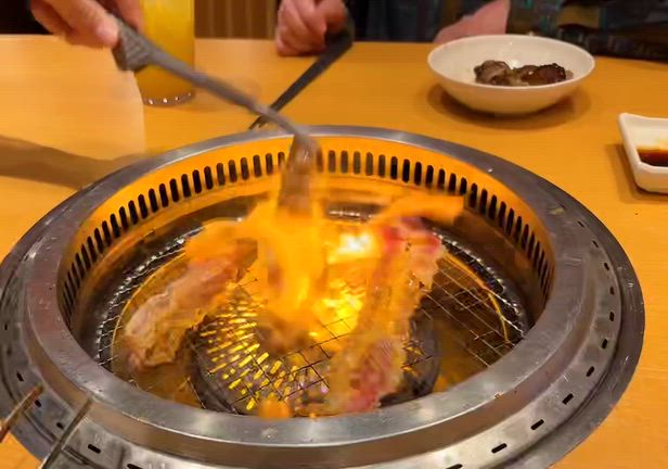 お肉を美味しく焼く方法！「焼肉きんぐ」の「焼肉ポリス」の記事動画