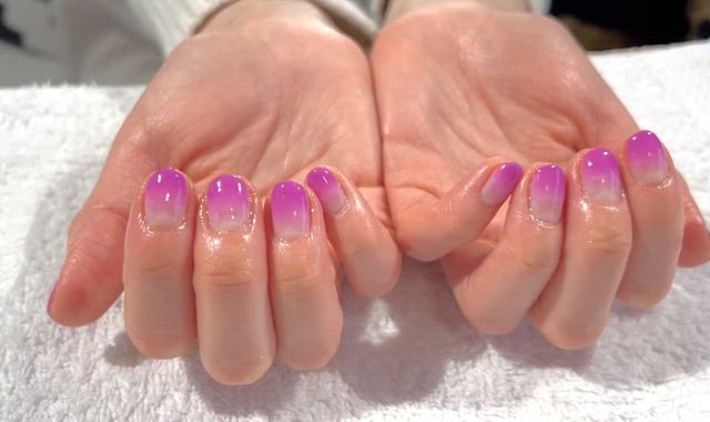 オランダ＠デン・ハーグから。安定した人気があるのはシンプルなグラデーションネイル☺︎の記事動画