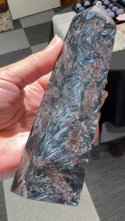 【少し前の新着入荷】しっかり青く光るヌーマイトの記事動画