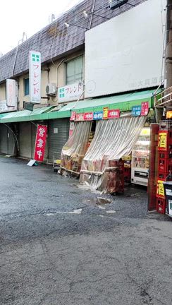 雨の日の個人商店の記事動画