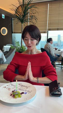 49歳の赤コーデはオフショルでの記事動画