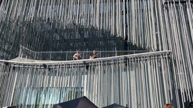 ＜アシスト万博＞２度目のフランス館・美しいディオールと肉球／ポルトガル生演奏の記事動画