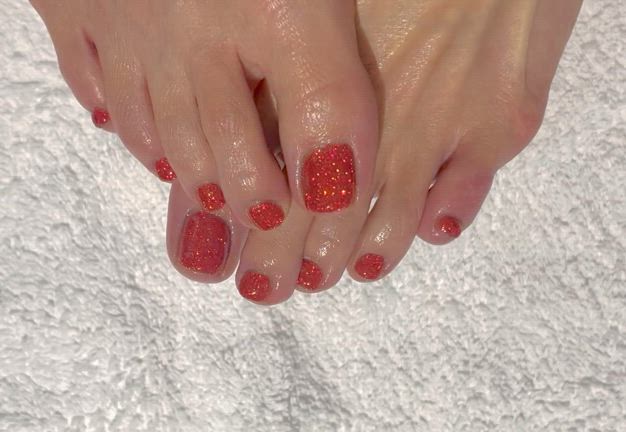 オランダ＠デン・ハーグから。フットネイルはキラキラしているとテンション上がります☺︎の記事動画