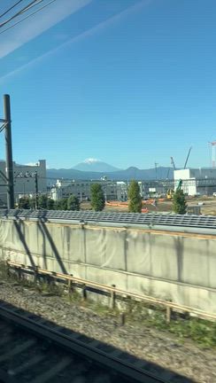 新幹線は富士山側。の記事動画