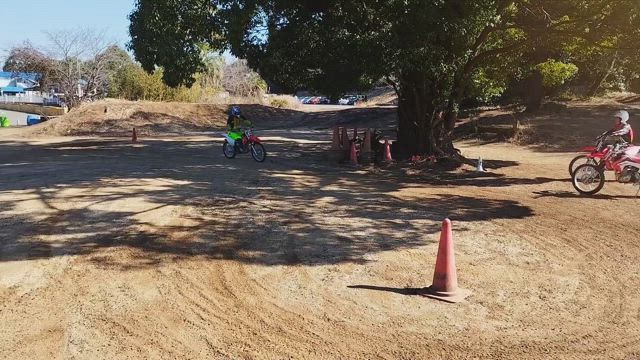 ぬれた路面ではオフロードバイクで練習しましょうの記事動画