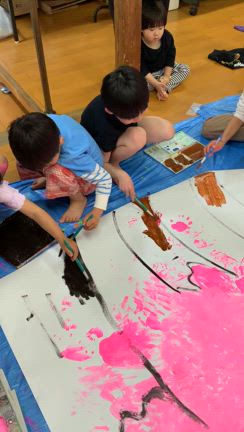 みんなでさくらをかいたよ①　～ 大型絵画制作 ～の記事動画