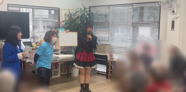 女性マジシャンパキラ「魔法のカフェテラス」支援員として出張ショー！2の記事動画