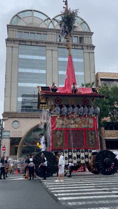 雨の山鉾巡行ときもの今昔まつりの記事動画