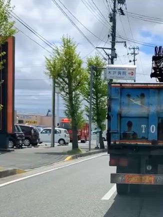 途中で自動車事故...の記事動画