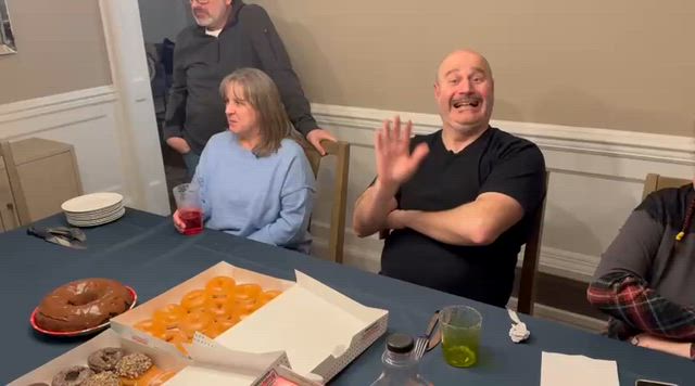 ジェンダーリビール、名前、友達の記事動画