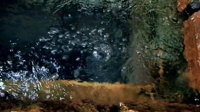 天然の炭酸泉井戸に到着の記事動画