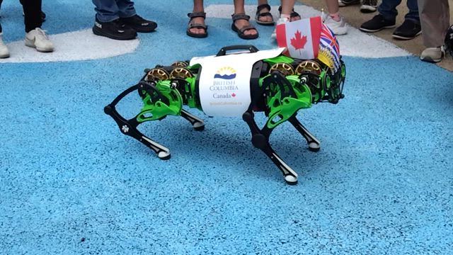1人パビリオン予約作戦の間にロボットと戯れ、万博の記事動画