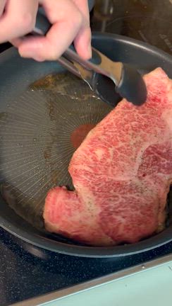 高級和牛ステーキを焼くのに本気を出す夫！の記事動画