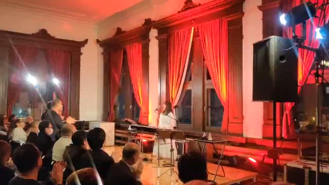 千秋楽は裸足で臨んだChristmasツアー2025〜初・弾き語りの旅〜を終えての記事動画