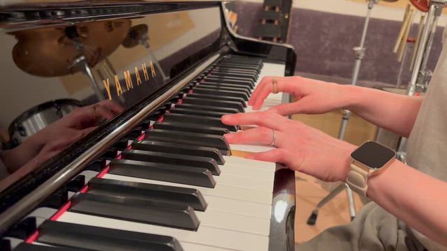体験レッスン30分だけでなぜ両手が弾けるのかの記事動画