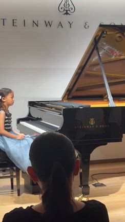 スタインウェイ大阪で敬老の日コンサートの記事動画