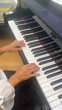 シニアさんの「この曲弾きたい」の気持ちに寄り添いました　袋井市ピアノ教室の記事動画