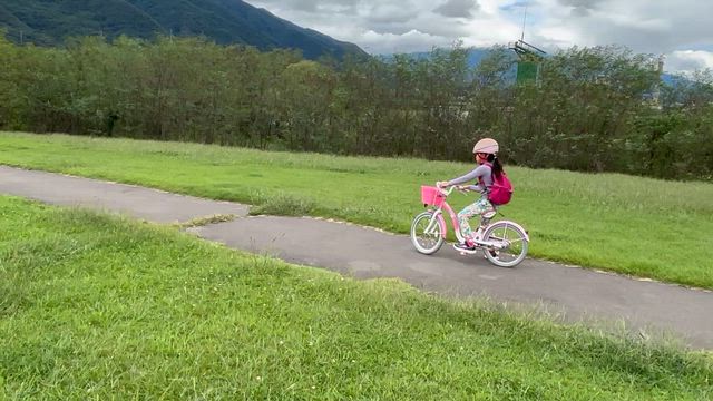 小学校二年生の娘の自転車練習♀️の記事動画