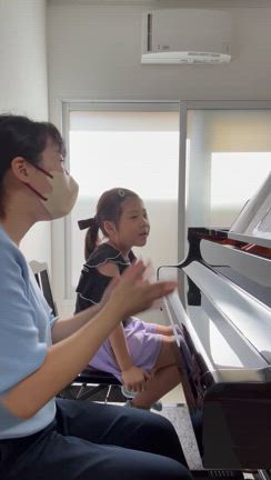 人目が気になる恥ずかしがり屋さんも大きな声で1人で歌えるようになるピアノ教室の記事動画