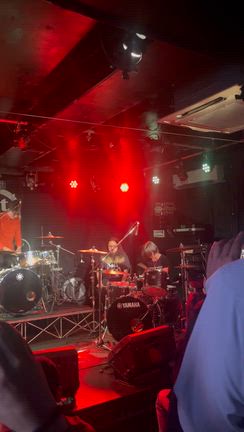 空はたそがれ 遠く人影、かれは誰？の記事動画