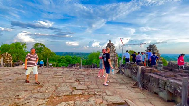 今日も女性1人のお客様と一緒にプノン・バーケンで夕日を見に行きました/memokaon/の記事動画