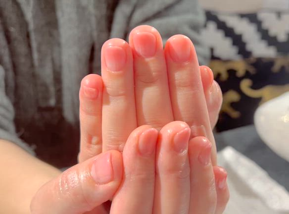 オランダ＠デン・ハーグから。安定した人気があるのはシンプルなグラデーションネイル☺︎の記事動画