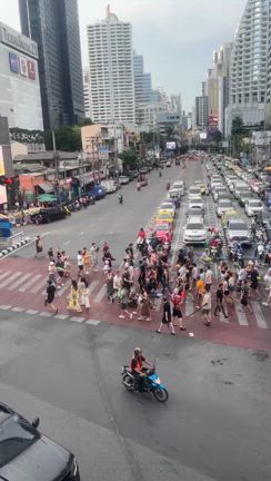 ソンクラン、水掛け祭りの記事動画