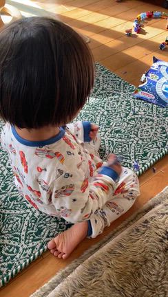 2歳息子に初めてハサミを握らせてみたらの記事動画