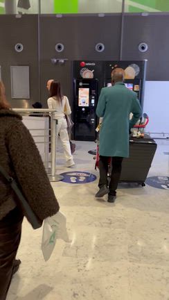 パリに到着。の記事動画