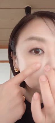 気がつけば目の下がシワシワに！！目周りのメイク崩れを予防する大人向けテクニックの記事動画