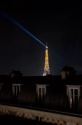 ＜パリ３日目＞ル・ドカンズ③エッフェル塔の２色のフラッシュと、この部屋のオチの記事動画