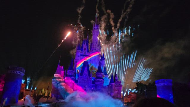 シンデレラ城が七変化！！の記事動画