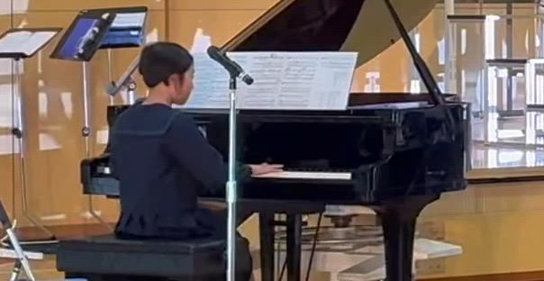 自力で譜読み、仕上げの伴奏をした小学5年生の生徒さんの記事動画