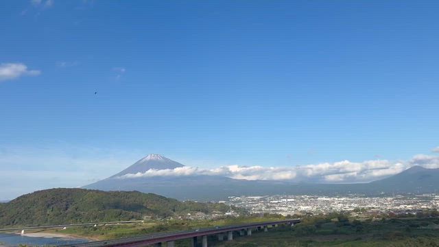 【スタバ絶景】富士山が“過去いち”で見えた日。富士川SAスタバはやっぱり日本一の景色の記事動画