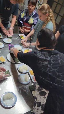 我が家の台所で留学生の皆さんに岐阜県御嵩町の郷土料理「みたけ華ずし」の料理教室をしている様子の記事動画