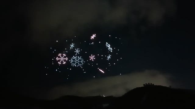 藻岩山スキー場のドローンショーの記事動画