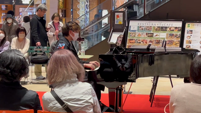 ストリートピアノで偶然に…。の記事動画